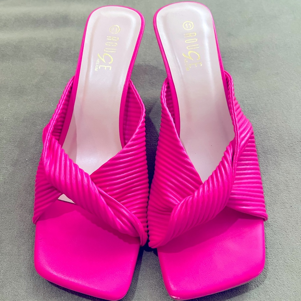 Bright hot pink sandals w knot over the toe. Very cute and comfy mules.